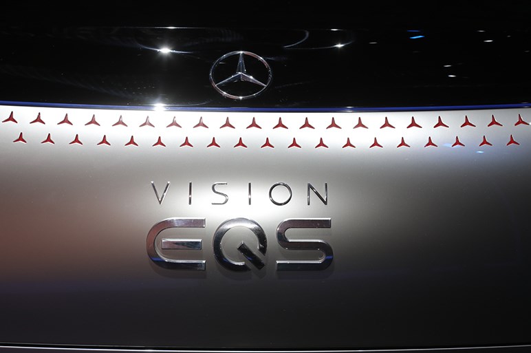メルセデスの近未来EVサルーン「EQS」は940個のLEDがグリルを妖しく演出する