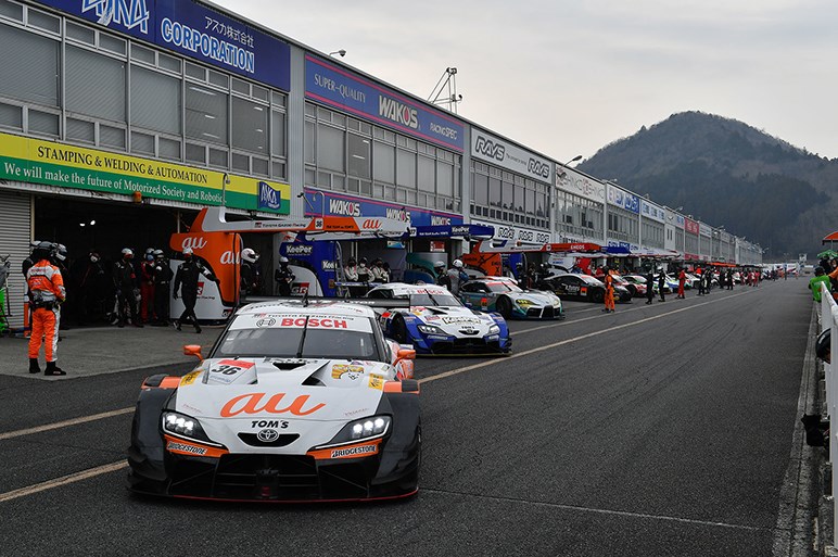 ハコ車レースの国内最高峰 スーパーgt が開幕 2クラス混走 や サクセスウェイト がスリリングなシーンを生みだす Carview 自動車情報サイト 新車 中古車 Carview