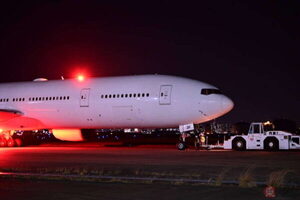 羽田空港から「真っ白なナゾの大型旅客機」飛ぶ→実は元JAL…しかも“メモリアル機”！ どんな経緯が？