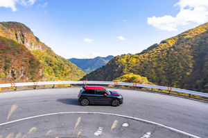 「ミニ JCW」が紅葉の日光・いろは坂を駆ける。独BMWチームを魅了した「48のカーブ」と231psの熱情