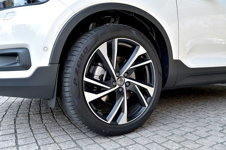 ボルボXC40はカジュアルな秀作SUV。タイヤサイズが悩みどころ