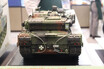戦車「レオパルト」の最新型「前のと同じじゃないですか！」→全ッ然違うぞ！ ラジコンからみる旧タイプとの変更点とは