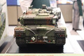 戦車「レオパルト」の最新型「前のと同じじゃないですか！」→全ッ然違うぞ！ ラジコンからみる旧タイプとの変更点とは