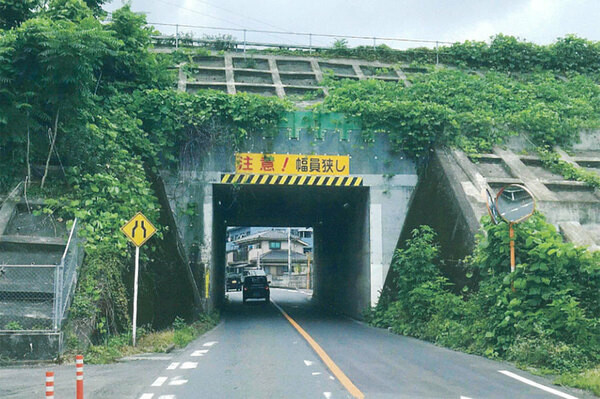 「注意！幅員狭し！」解消のため“4年間通行止め”!? 激セマ鉄道ガード閉鎖に不便の声 でも劇的に生まれ変わる!?