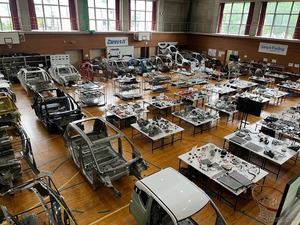 最新EVの分解部品を国内最大規模で展示、テスラや吉利を追加し合計25台に