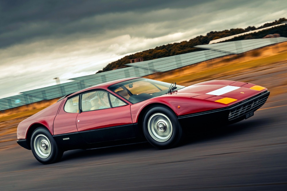 時代の最高速モデル 1970年代 フェラーリ365 Gt4 ブランド初の12気筒ミドシップで302 5km H Autocar Japan 自動車情報サイト 新車 中古車 Carview