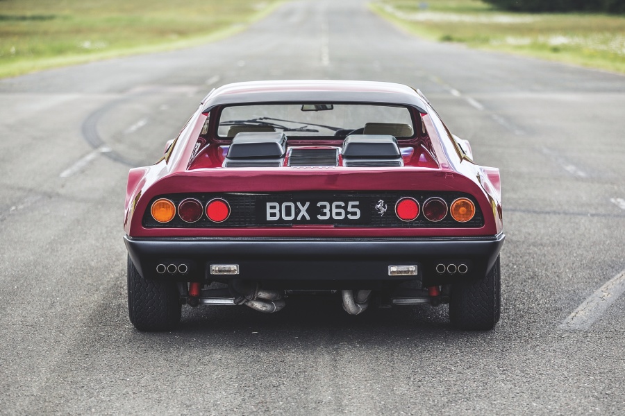 時代の最高速モデル 1970年代 フェラーリ365 Gt4 ブランド初の12気筒ミドシップで302 5km H Autocar Japan 自動車情報サイト 新車 中古車 Carview