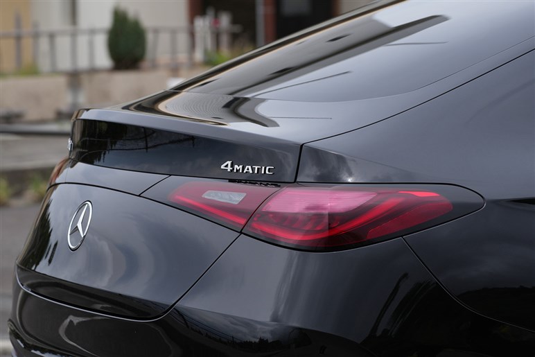【安くなりました】メルセデス・ベンツの売れ線SUV「GLC」に“シンプル装備仕様”追加　アリかナシか
