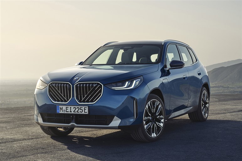 【安くなりました】メルセデス・ベンツの売れ線SUV「GLC」に“シンプル装備仕様”追加　アリかナシか