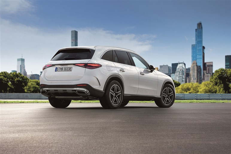 【安くなりました】メルセデス・ベンツの売れ線SUV「GLC」に“シンプル装備仕様”追加　アリかナシか