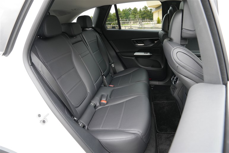 【安くなりました】メルセデス・ベンツの売れ線SUV「GLC」に“シンプル装備仕様”追加　アリかナシか
