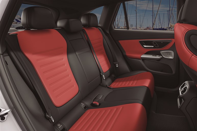 【安くなりました】メルセデス・ベンツの売れ線SUV「GLC」に“シンプル装備仕様”追加　アリかナシか