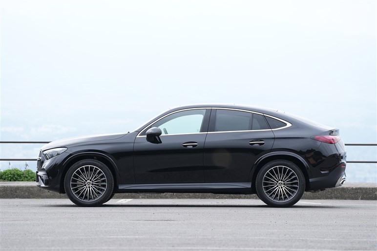 【安くなりました】メルセデス・ベンツの売れ線SUV「GLC」に“シンプル装備仕様”追加　アリかナシか