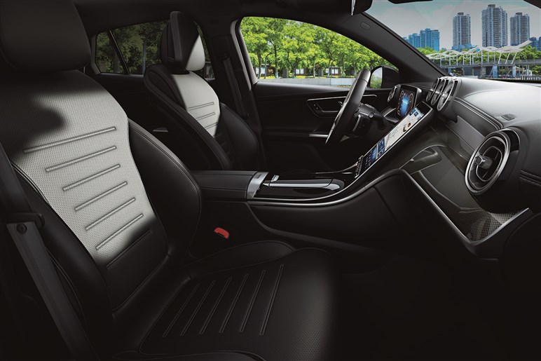 【安くなりました】メルセデス・ベンツの売れ線SUV「GLC」に“シンプル装備仕様”追加　アリかナシか