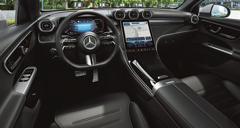 【安くなりました】メルセデス・ベンツの売れ線SUV「GLC」に“シンプル装備仕様”追加　アリかナシか