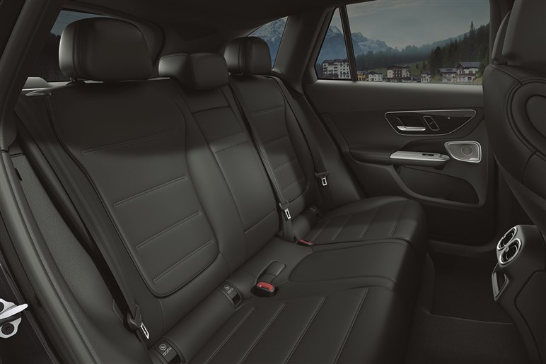 【安くなりました】メルセデス・ベンツの売れ線SUV「GLC」に“シンプル装備仕様”追加　アリかナシか