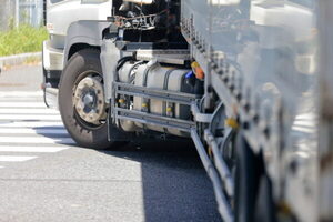 「左折が危険」大型車の“巻き込み警報システム”普及なるか 助成対象の装置とは？