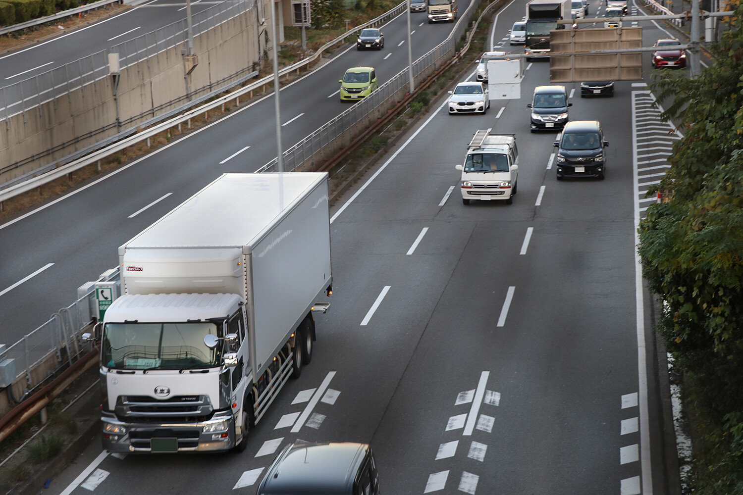 トラックやバスがディーゼルエンジンを使うのはトルクと経済性！　ただしガソリンエンジンに対してデメリットもある