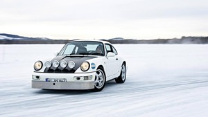 北欧の凍結湖を空冷ポルシェ 911で走る！ ウィンター・パフォーマンス・トレーニングをレポート