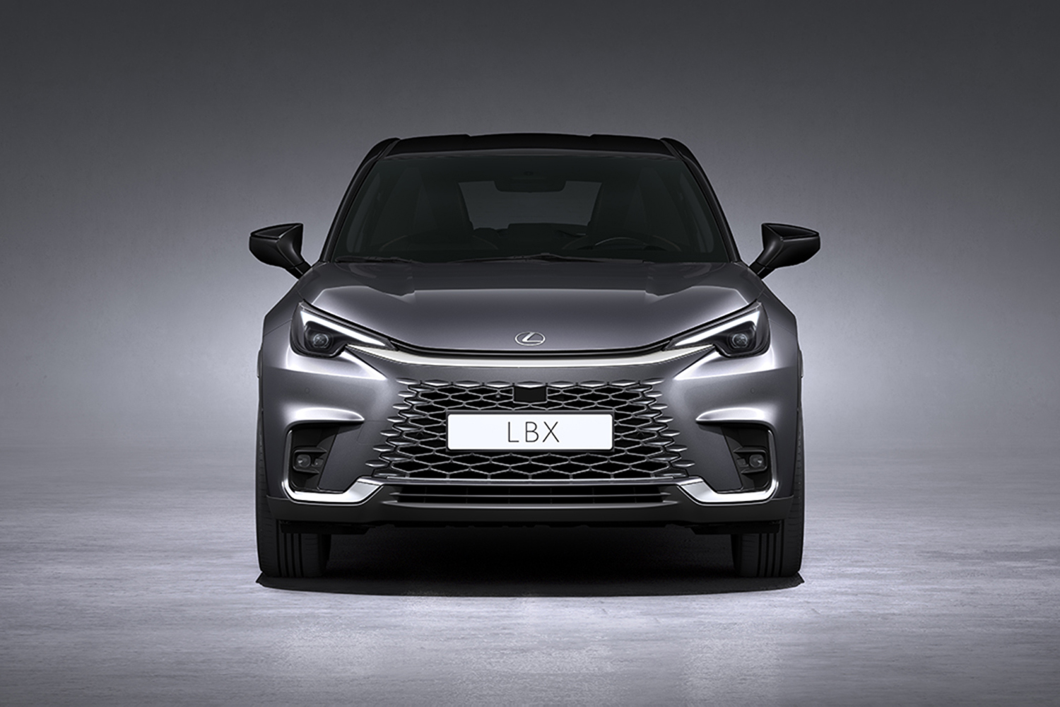 レクサスが発表した新しい小さな高級車の存在感がスゴい！　「ユニファイドスピンドルグリル」採用のコンパクトSUV「LBX」を初公開