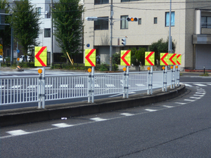 不要な知識かもしれないけどぜひとも同乗者にドヤってくれ！　道路で見かける「視線誘導標」の名称と役割を知ればもっとドライブが楽しくなる!!