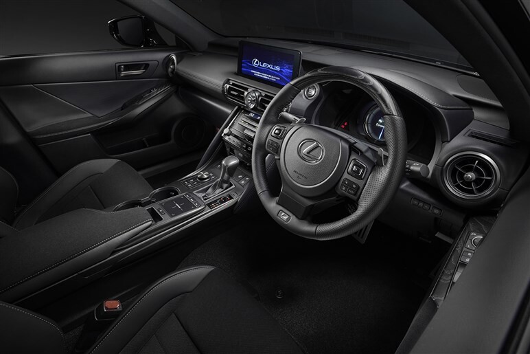 【V6復活】レクサス「IS」の特別仕様車“モードブラック”を追加設定。「IS350」と「IS300h AWD」が再登場
