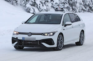 【7番目のRモデル】新型VWゴルフRヴァリアント　冬期プロトタイプ発見　今夏発表予定か
