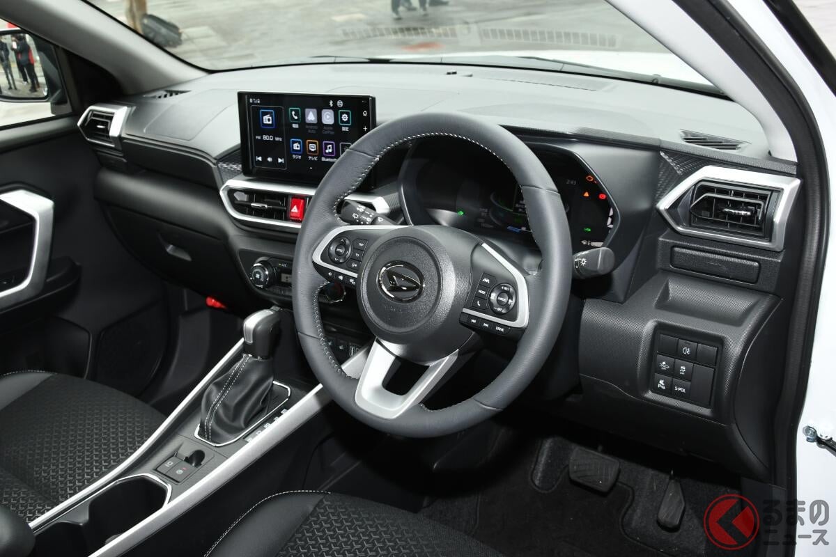 新車176万円！ ダイハツ「最上級SUV」がスゴイ！ めちゃタフだけど最高に“ちょうどいい”「全長4mボディ」採用！ コスパ最強の「ロッキー」とは！