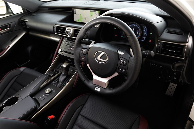 レクサスIS改良版にサーキットと一般道で試乗。見えてきた進歩と課題