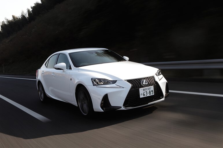 レクサスIS改良版にサーキットと一般道で試乗。見えてきた進歩と課題