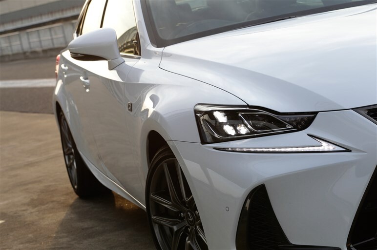 レクサスIS改良版にサーキットと一般道で試乗。見えてきた進歩と課題