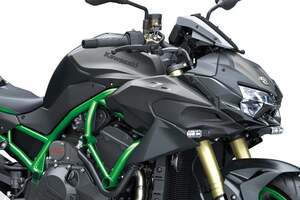 カワサキ「Zシリーズ」の親玉!! スーパーチャージドエンジン搭載のハイパーネイキッド「Z H2」2026年モデルを欧州で発表