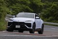 ランボルギーニ「ウルスSE」がSUVの概念を覆す。800馬力のスーパースポーツPHEVが魅せる別次元のコーナリング性能とは