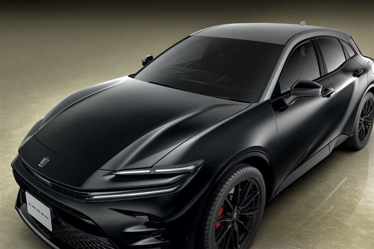 トヨタ「クラウンスポーツ」が一部改良で70周年記念仕様車を設定。新グレード「スポーツG」も追加…価格は520万円から
