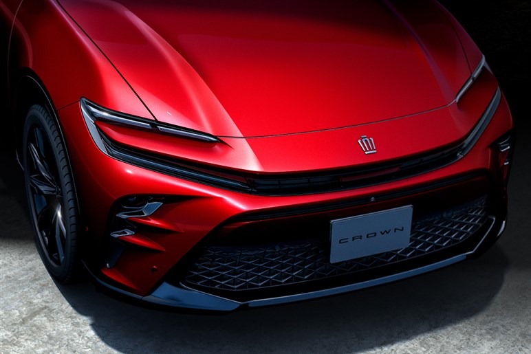 トヨタ「クラウンスポーツ」が一部改良で70周年記念仕様車を設定。新グレード「スポーツG」も追加…価格は520万円から