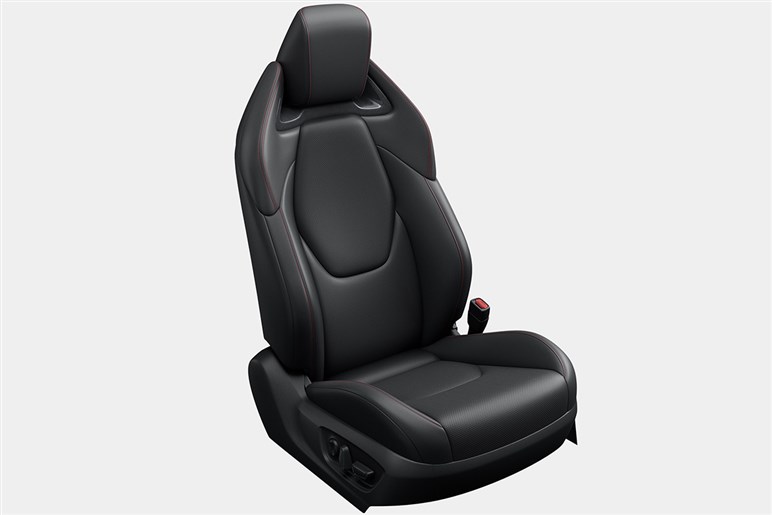 トヨタ「クラウンスポーツ」が一部改良で70周年記念仕様車を設定。新グレード「スポーツG」も追加…価格は520万円から