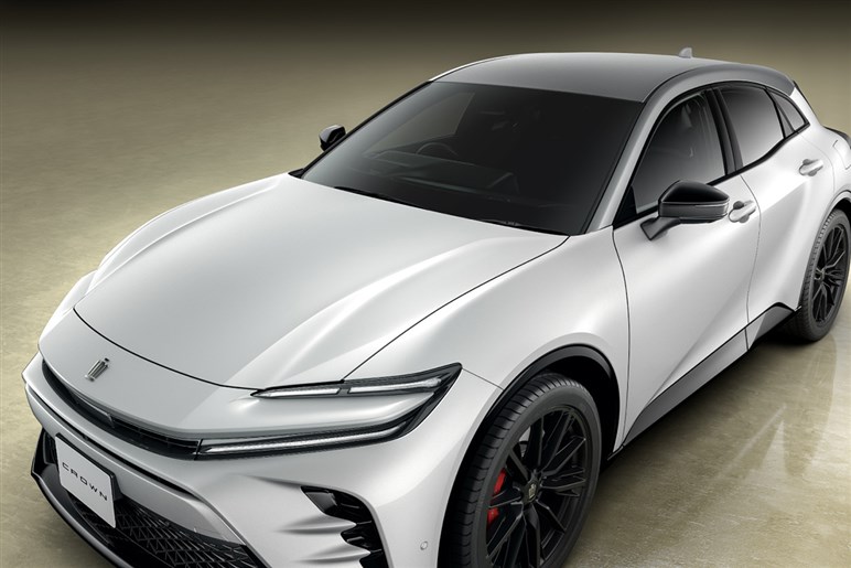 トヨタ「クラウンスポーツ」が一部改良で70周年記念仕様車を設定。新グレード「スポーツG」も追加…価格は520万円から