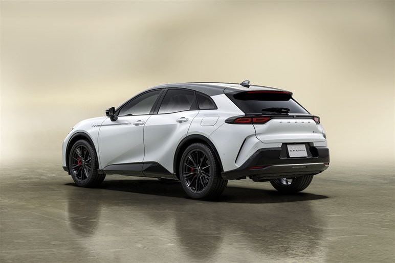 トヨタ「クラウンスポーツ」が一部改良で70周年記念仕様車を設定。新グレード「スポーツG」も追加…価格は520万円から