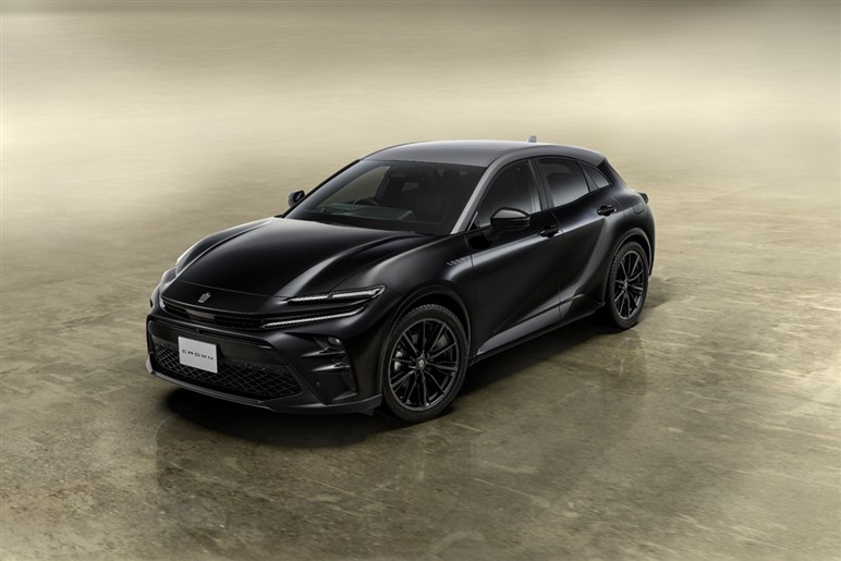 トヨタ「クラウンスポーツ」が一部改良で70周年記念仕様車を設定。新グレード「スポーツG」も追加…価格は520万円から