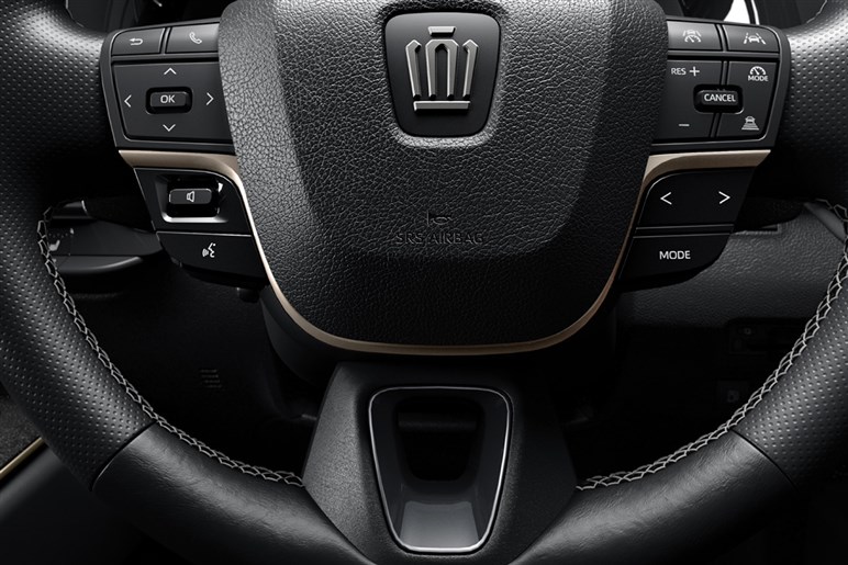 トヨタ「クラウンスポーツ」が一部改良で70周年記念仕様車を設定。新グレード「スポーツG」も追加…価格は520万円から
