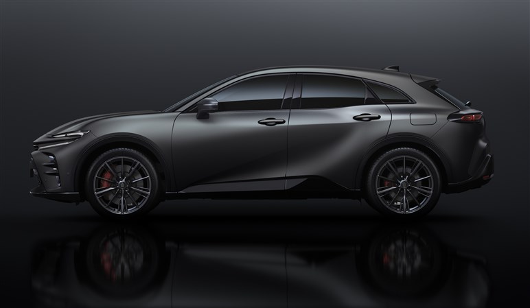トヨタ「クラウンスポーツ」が一部改良で70周年記念仕様車を設定。新グレード「スポーツG」も追加…価格は520万円から