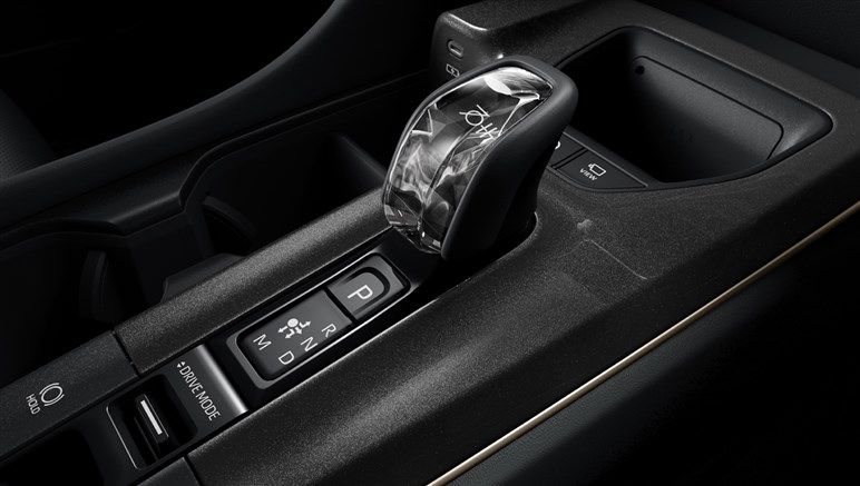 トヨタ「クラウンスポーツ」が一部改良で70周年記念仕様車を設定。新グレード「スポーツG」も追加…価格は520万円から