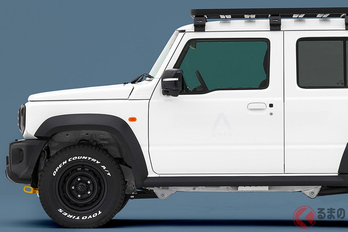 スズキ「ジムニー“5ドア”」ピカッと光る“斬新グリル”×ゴツいタイヤがカッコいい！ 車高変えずにオフロード感マシマシ！ 「ノマド」APIOカスタムパーツ登場！