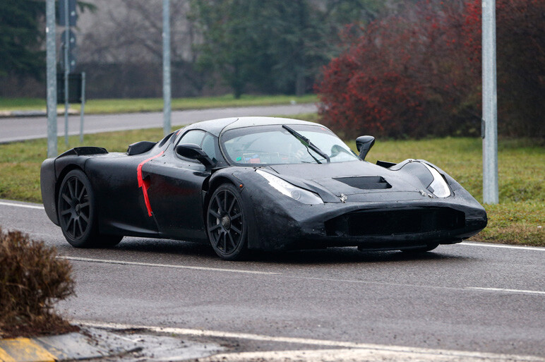 エンツォ後継、最新のテスト風景をキャッチ！