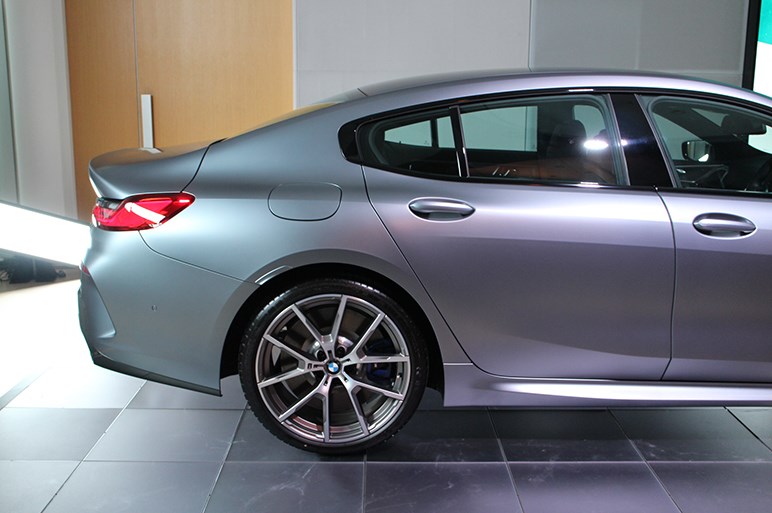 BMW、4ドアの8シリーズグランクーペを発売。ホイールベース拡大で広い室内に
