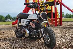 原付魔改造!!　カワサキの2スト3気筒400ccエンジンをミニバイクに搭載!?　本人も苦笑いの動画に注目が集まる