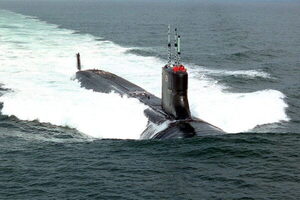 「世界最強の潜水艦」が神奈川県に来航！ 小泉防衛大臣が視察し記念撮影も コスト度外視で高性能を実現