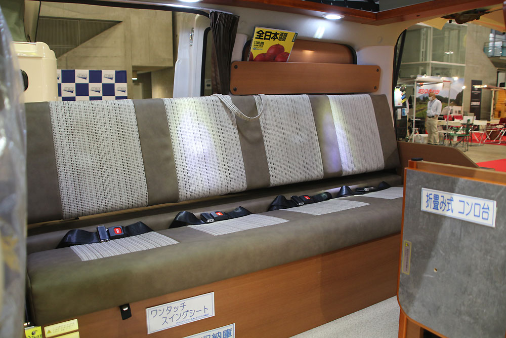 軽キャンでは小さい方に カレントキャンパー ピコ 横向き4人掛け ジャパンキャンピングカーショー21 Autocar Japan 自動車情報サイト 新車 中古車 Carview