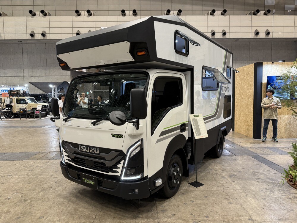 【いすゞの本気が光る、旅するクルマ】黒木美珠が『トラヴィオ』をアウトドアショーでチェック