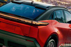 【米国】トヨタ新型「C-HR」発表に反響あり！ “サメ顔クーペSUV”登場に「カッコいい！」「小さいクラウン!?」の声！ 338馬力の「スポーティモデル」とは！